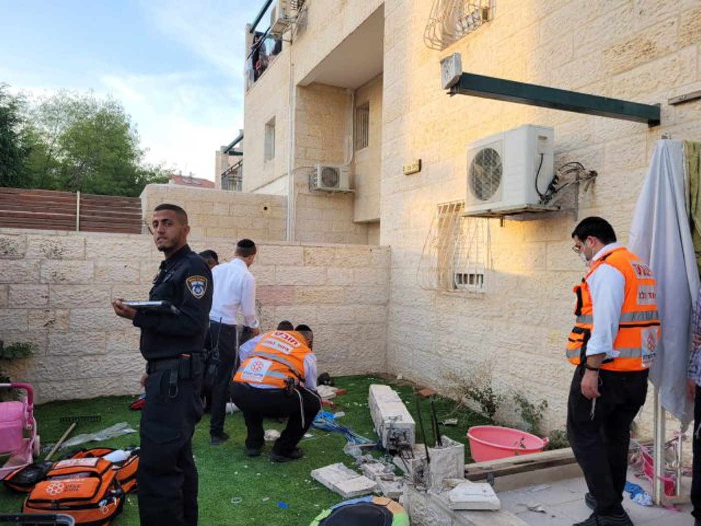 בחצר ביתו: עמוד נפל על ילד; מצבו אנוש