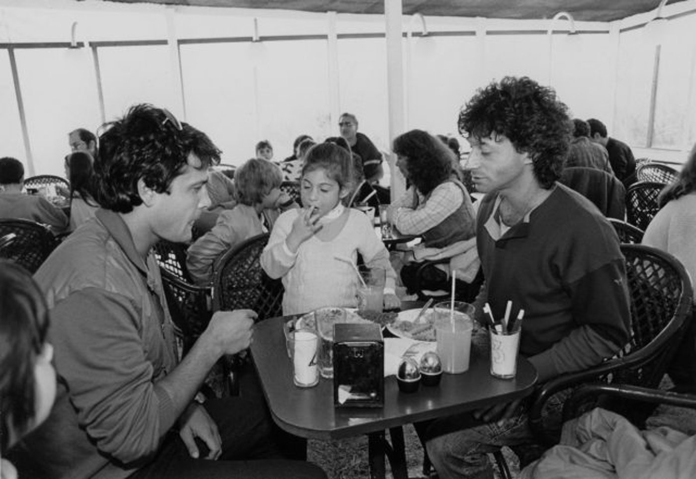 מתי כספי במסעדה עם הבת שלו ודודו טופז, ב-1987