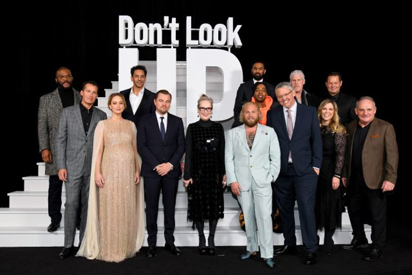 יחד עם כל הקאסט (Photo by Kevin Mazur/Getty Images for Netflix)