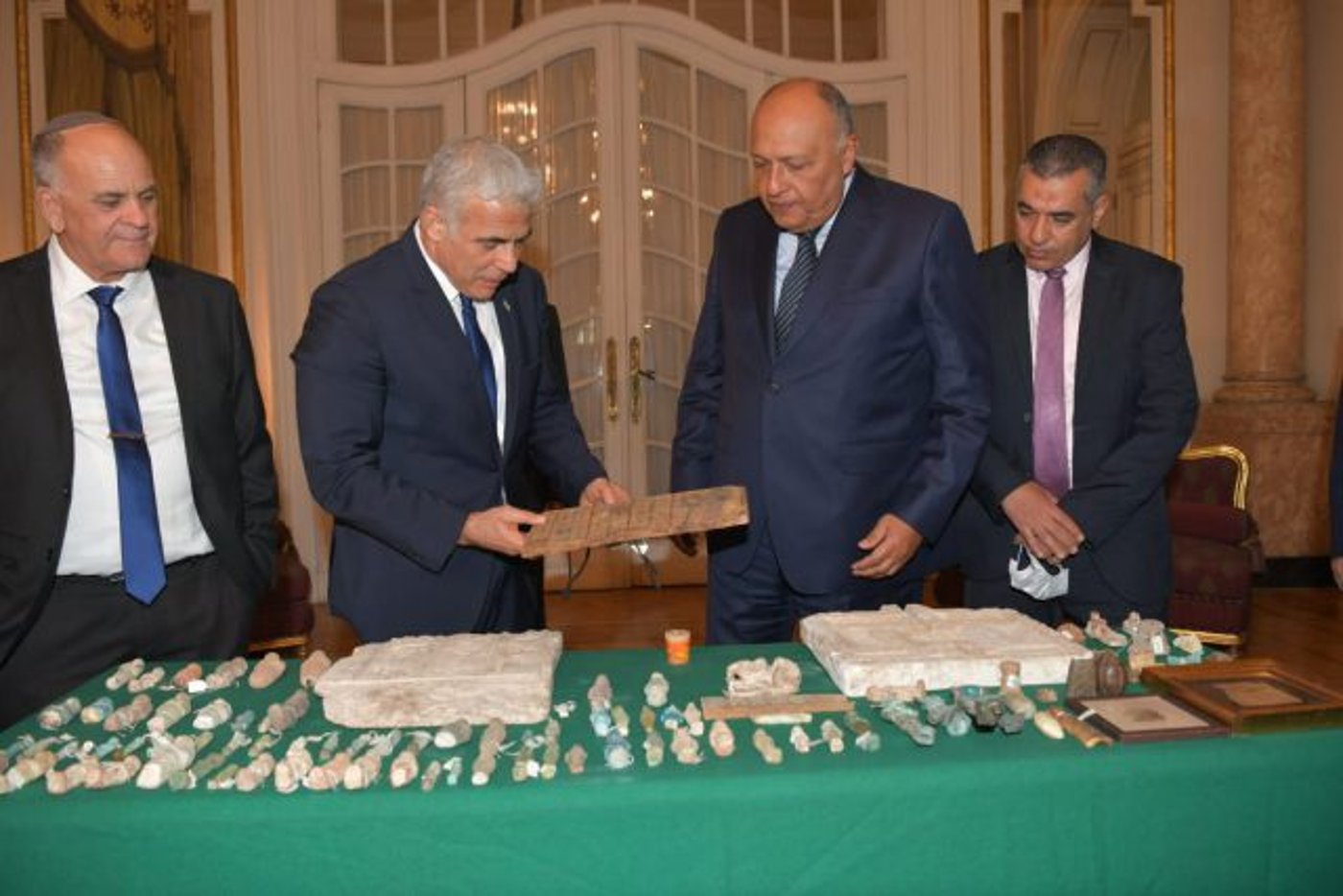 במהלך ביקור לפיד: ישראל מחזירה עתיקות למצרים