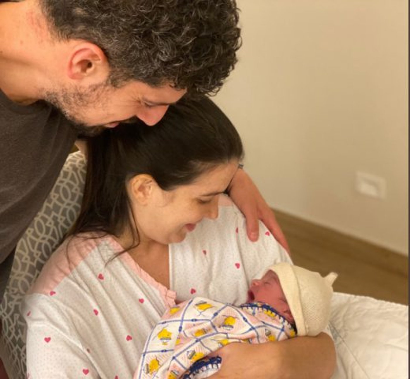 שירלי פינטו עם בעלה מייקל והתינוקת, כרם