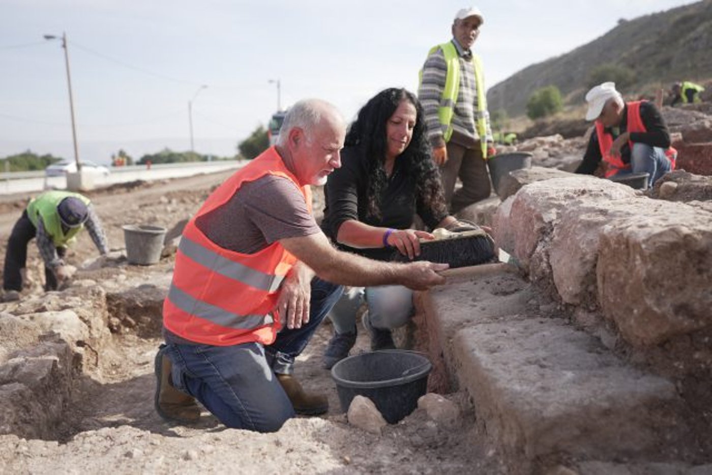 דינה אבשלום גורני וד"ר יהודה גוברין, מנהלי החפירה (אוניברסיטת חיפה)