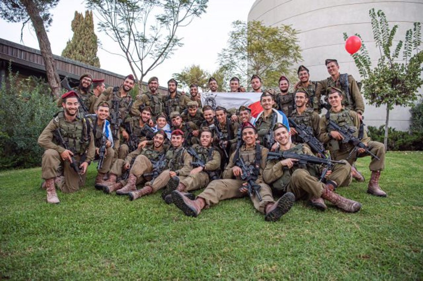 רגע לפני הכומתה האדומה. צנחנים (דובר צה"ל)