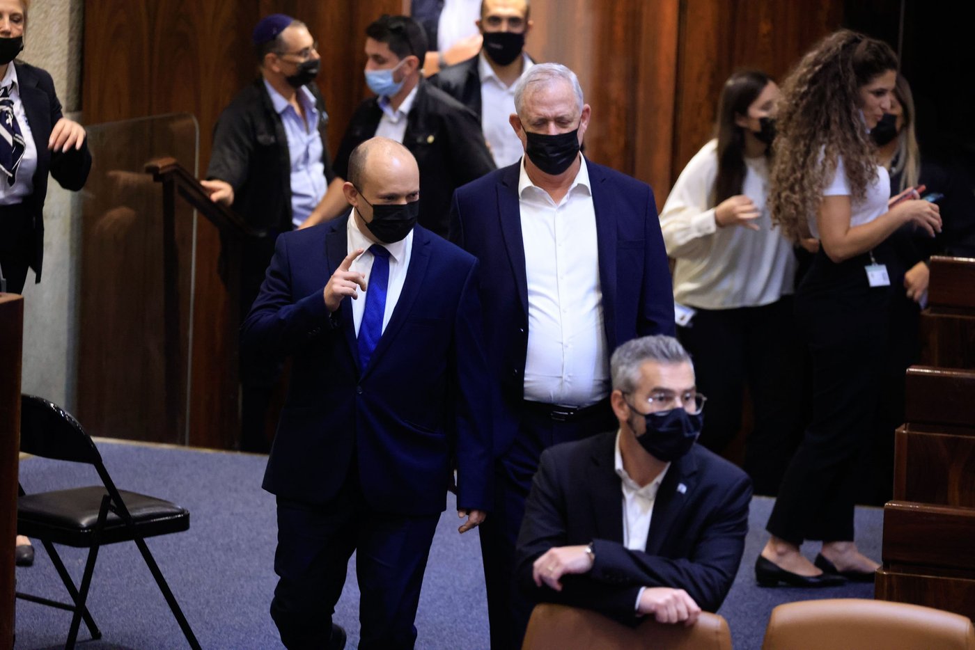 לפיד תפס את גנץ במסדרון. יהיה פתרון למשבר? צפו