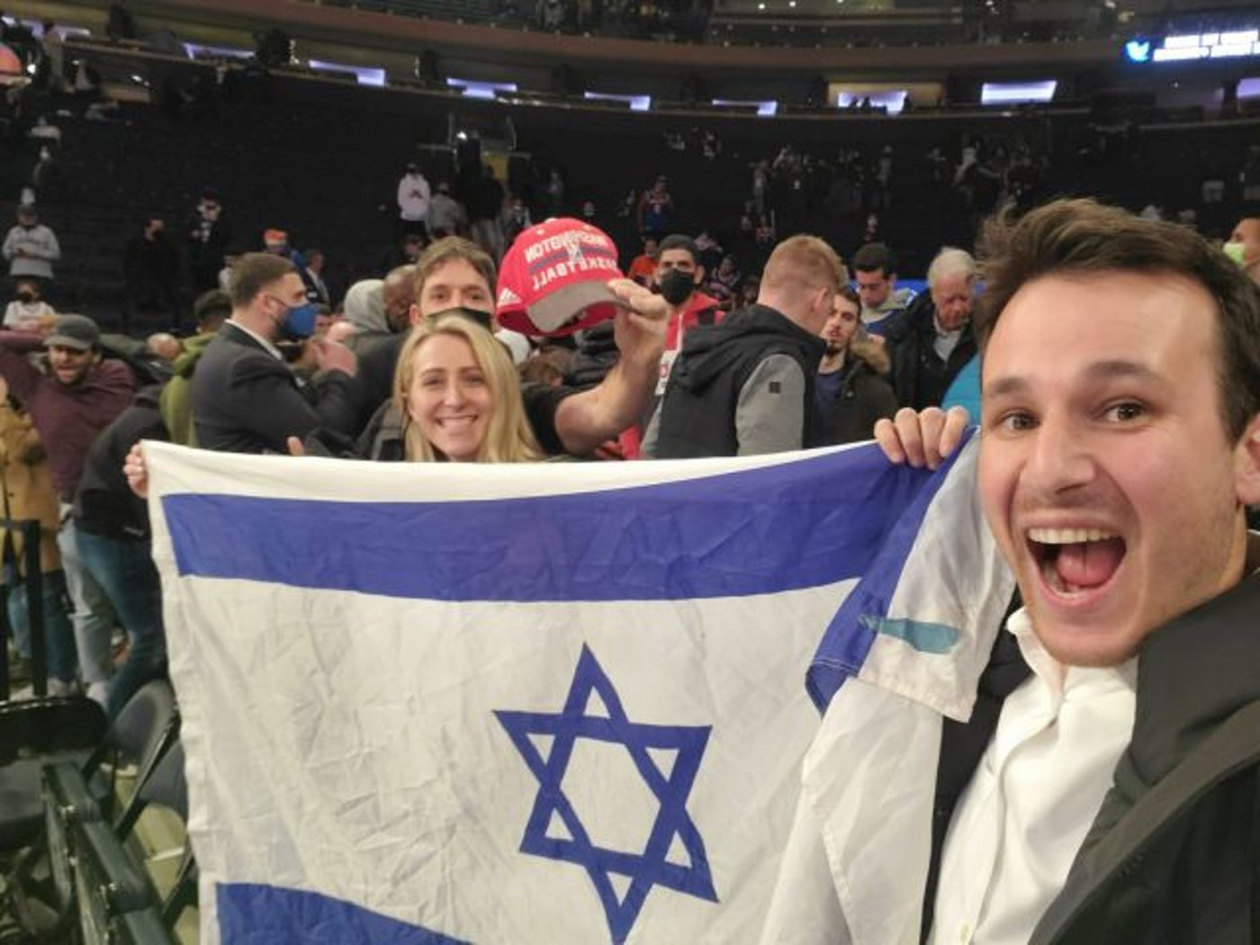 אוהדים ישראלים מחכים לדני