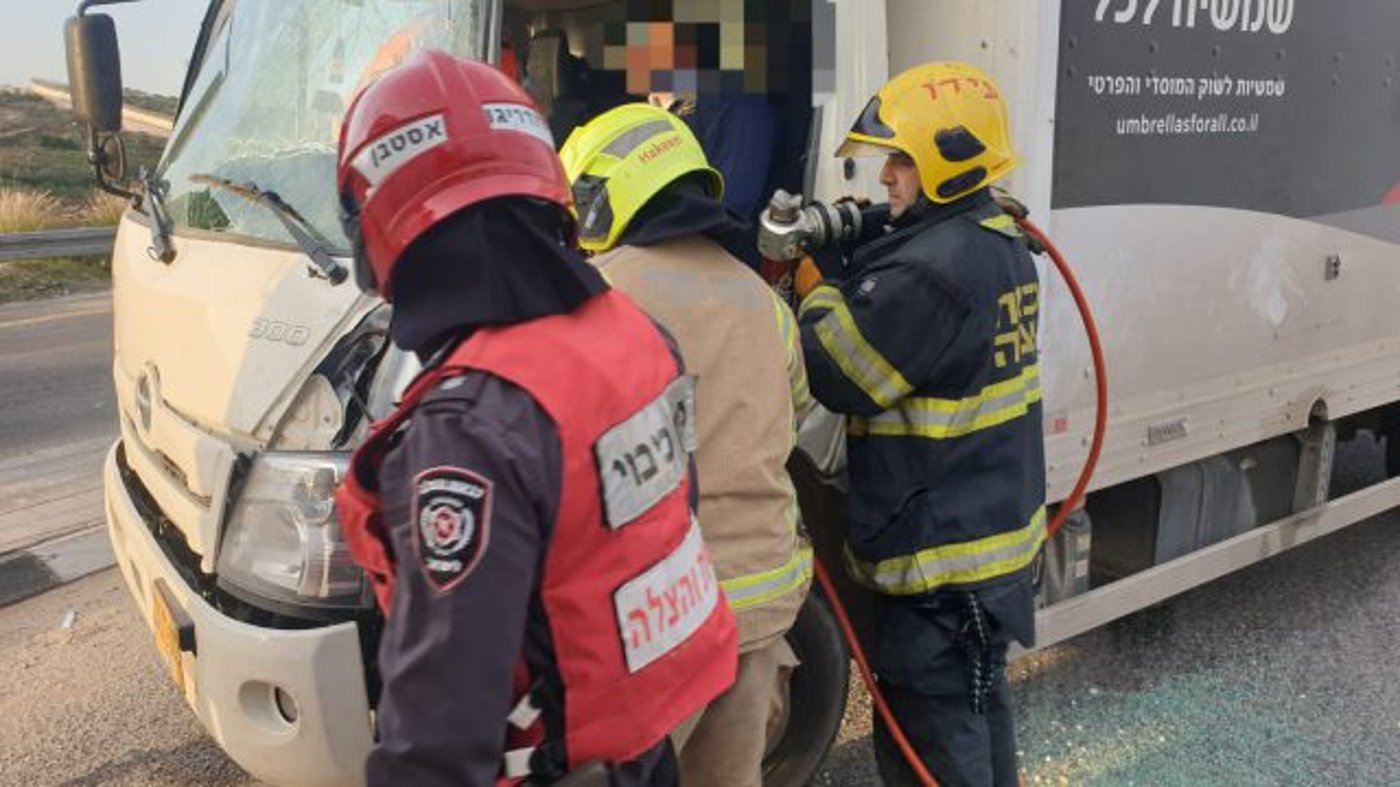 מחלף אורנית: תאונת דרכים בין 2 משאיות