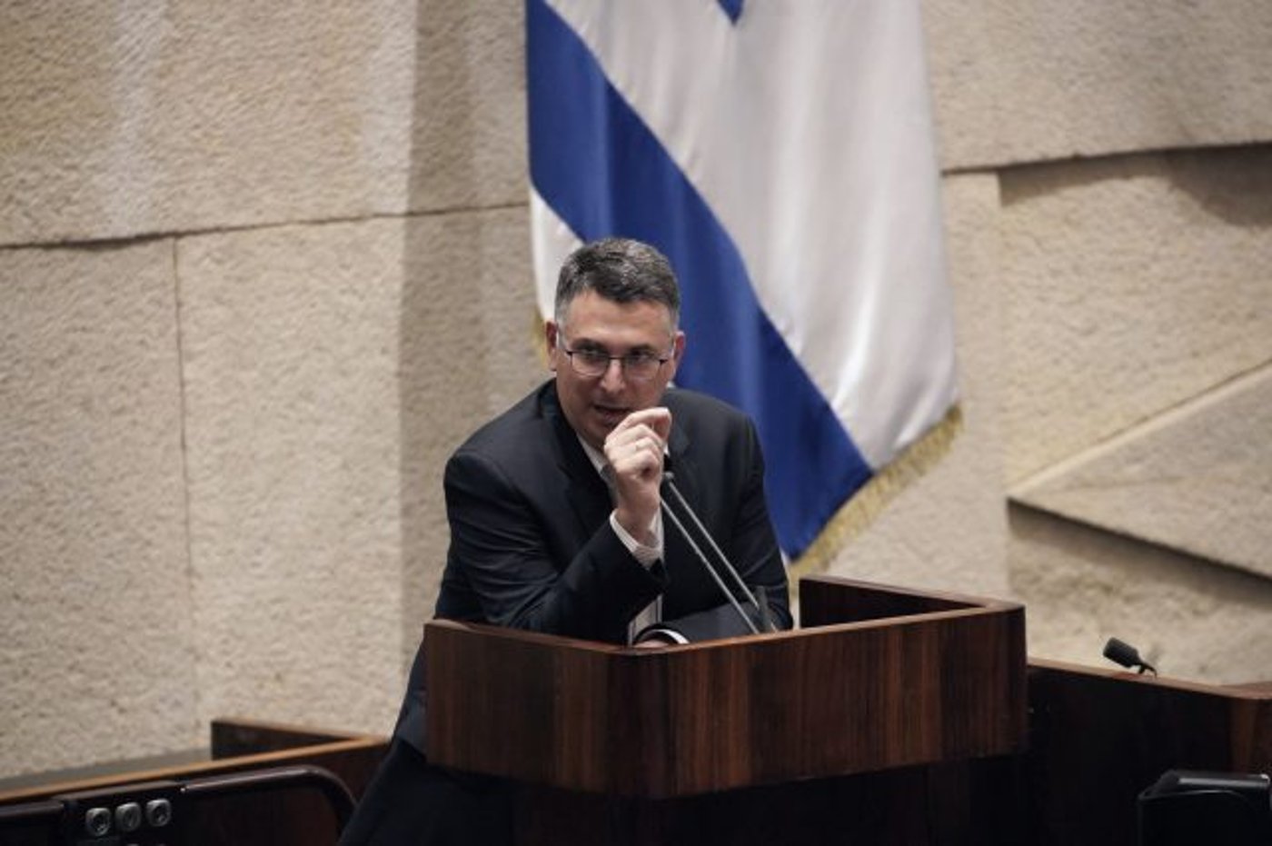 סערה בממשלה | זנדברג לסער: "אתה מלבה שנאה"