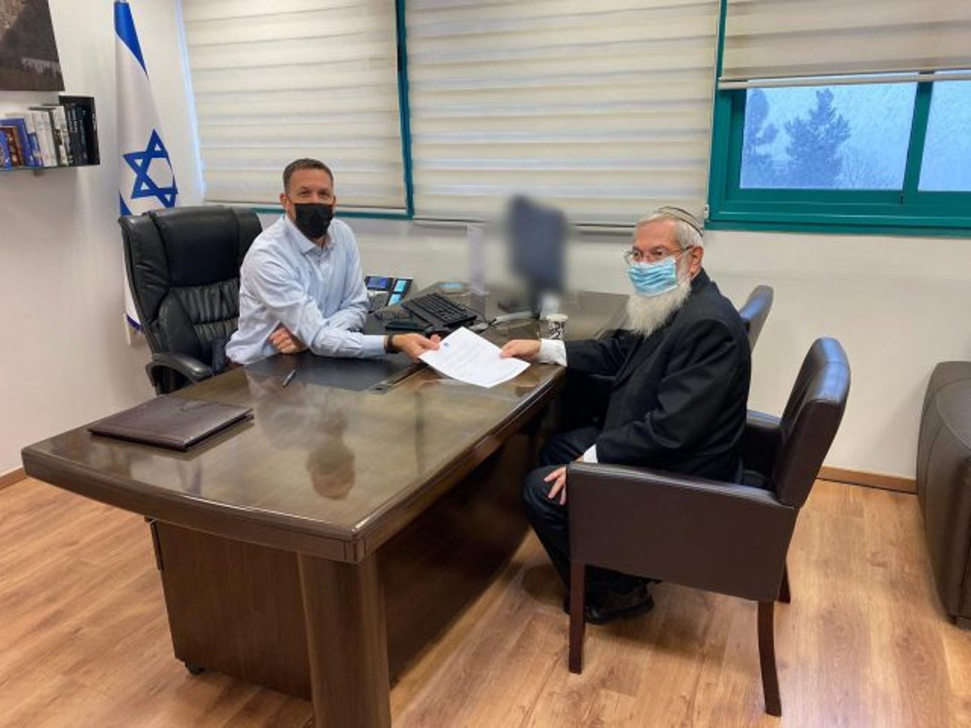 הרב בן דהן עם השר מתן כהנא (באדיבות: לשכת השר לשירותי דת)