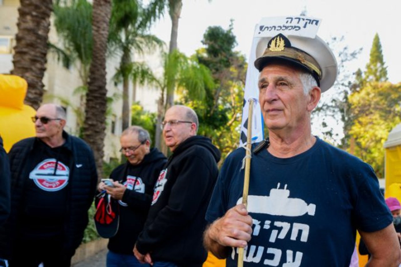 פעילי מחאה בהם שר הביטחון לשעבר יעלון