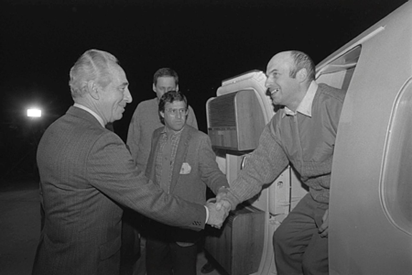 נתן שרנסקי נוחת בישראל כשהשתחרר מהכלא הסובייטי ולוחץ את ידו של ראש הממשלה שמעון פרס