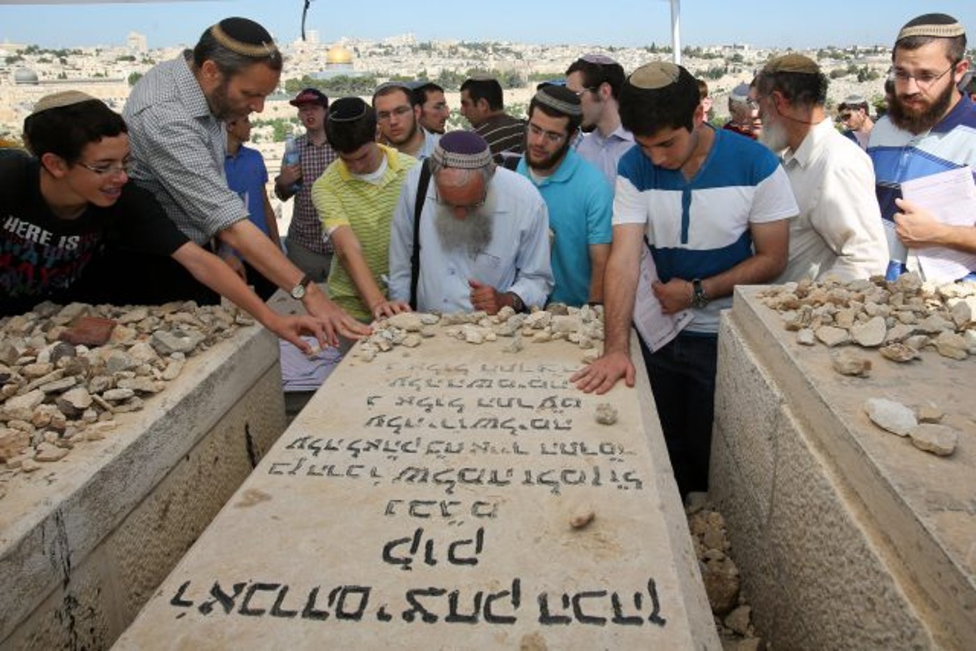 מתפללים על קברו של הרב קוק (אורן נחשון/פלאש 90)