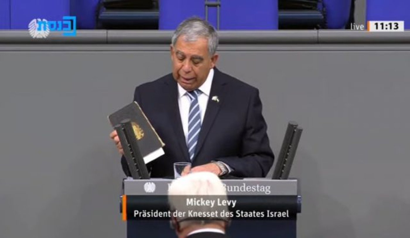 מיקי לוי עם הסידור