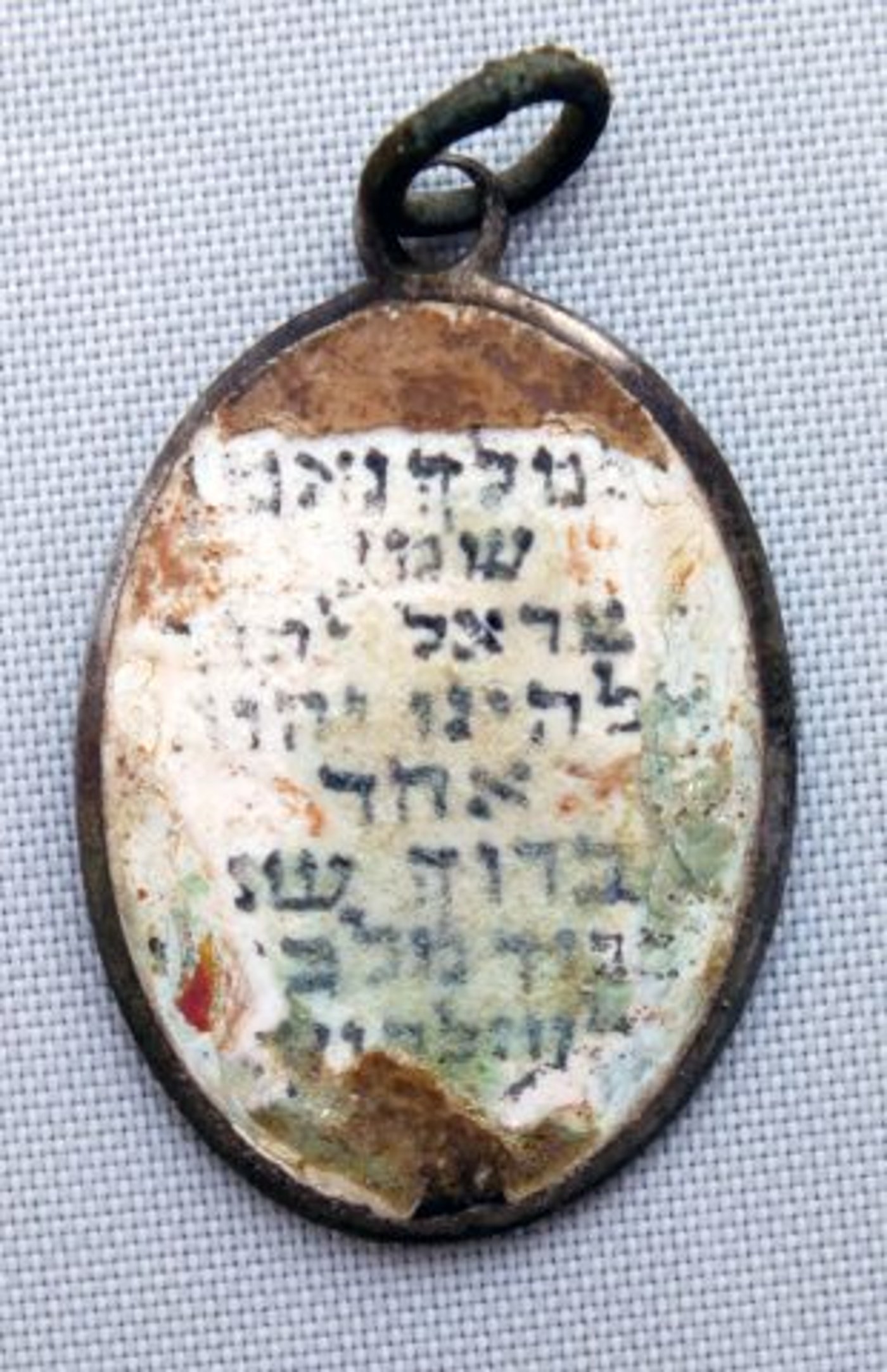 תליון שהתגלה בקבר ההמונים