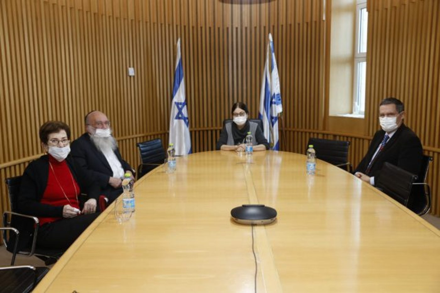 הנשיאה חיות עם חברי הוועדה והשופטת ברלינר (באדיבות: דוברות הרשות השופטת)