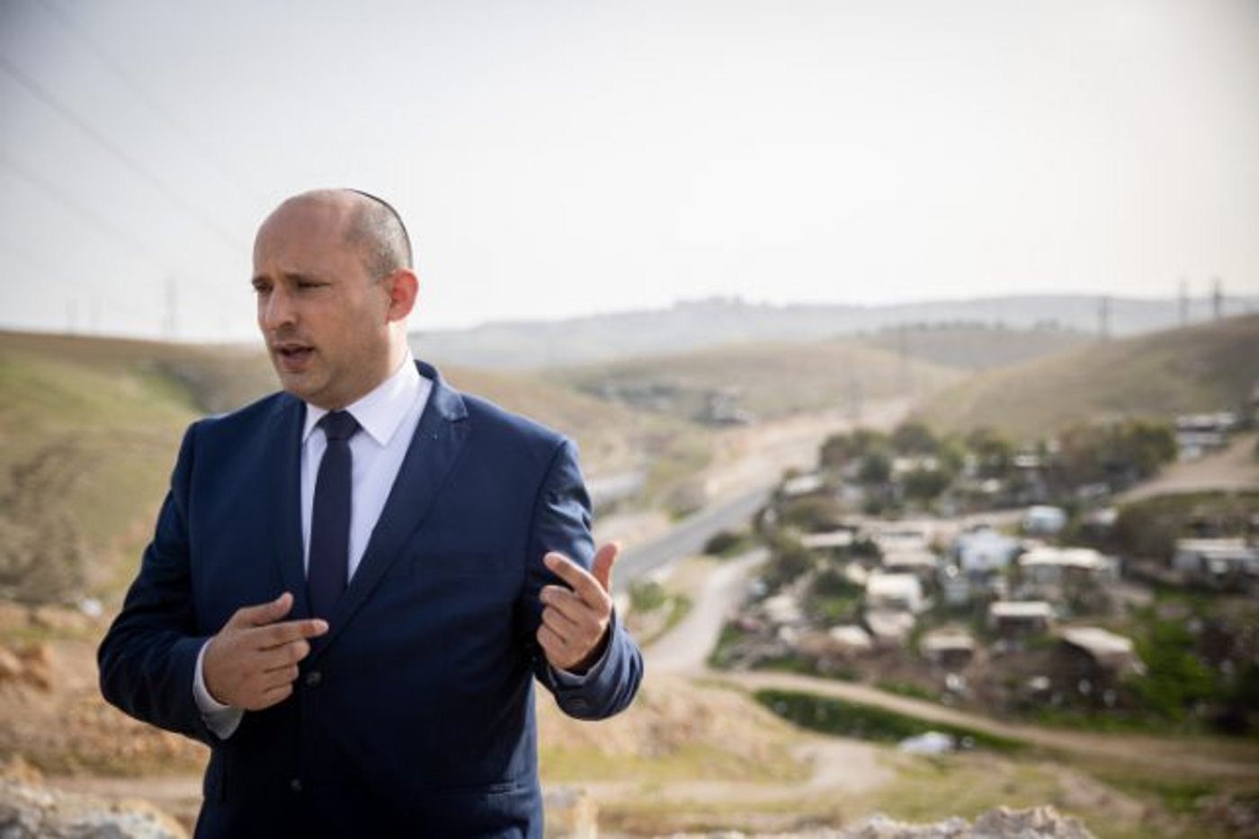 בנט על רקע חאן אל אחמר