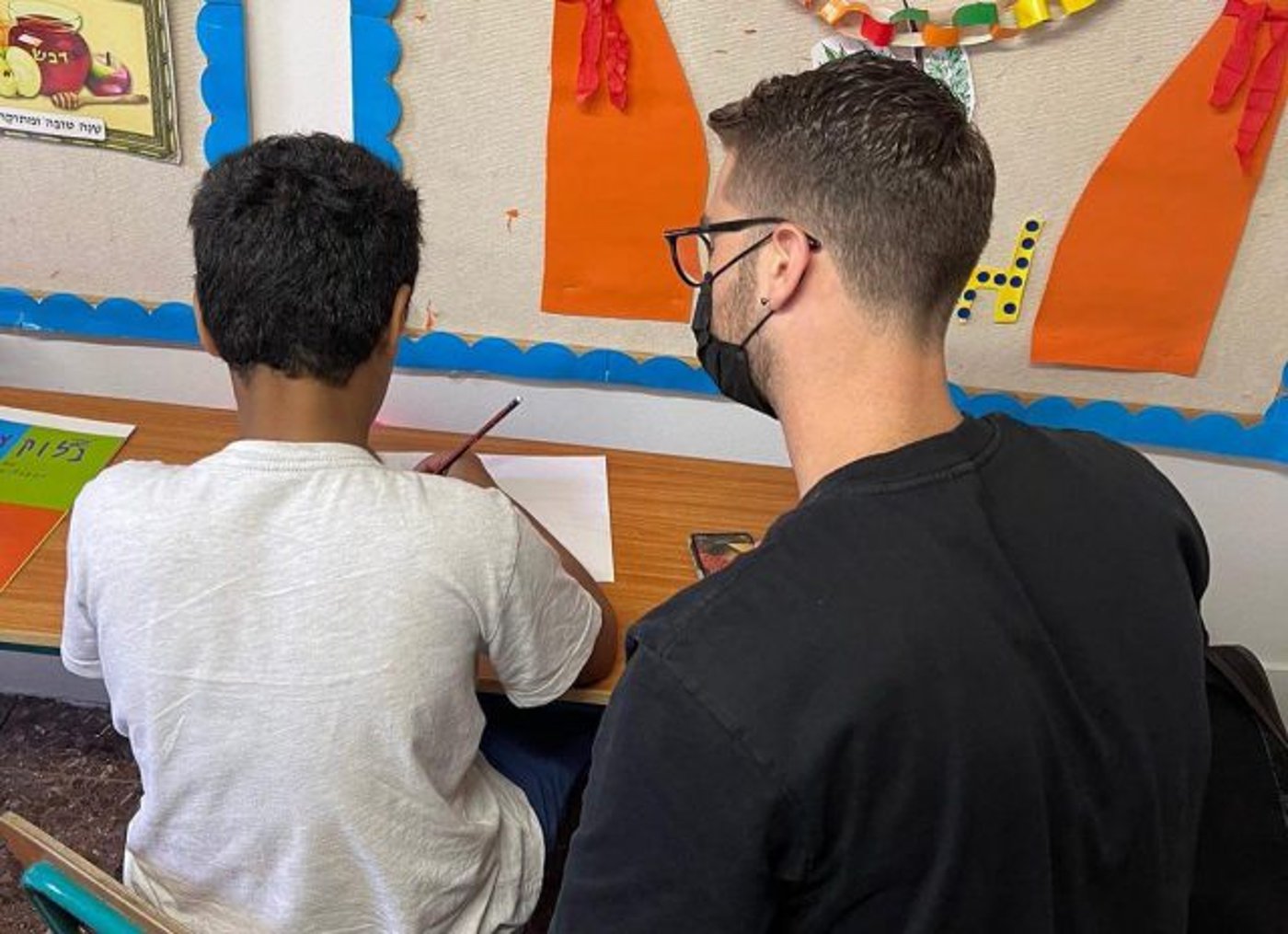 מדהים: שמלה מציורים של ילדים במקלט לנשים מוכות