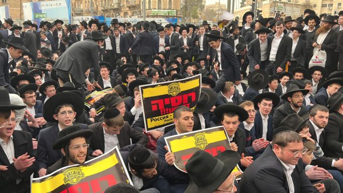 נגד הגיוס: מאות מפגינים חסמו את הכניסה לירושלים