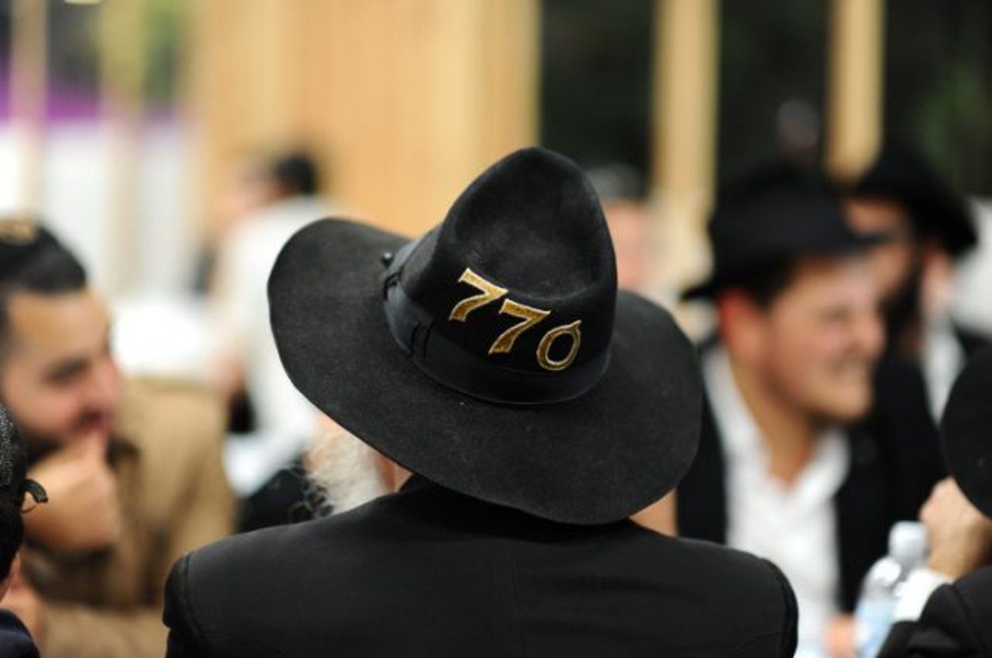 חסיד חב"ד עם סימן ביתו של הרבי 770