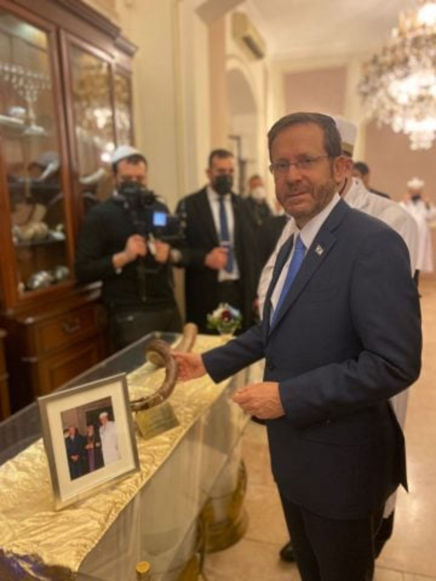השופר בבית הכנסת ״נווה שלום״ באיסטנבול שנתרם על ידי אביו של הרצוג, הנשיא השישי חיים הרצוג ז״ל