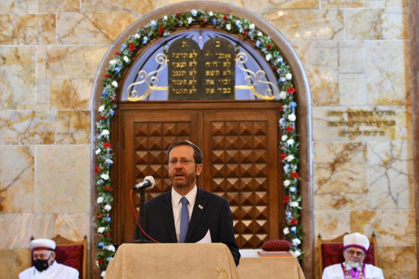 צפו: הרצוג עלה לתורה בבית הכנסת בטורקיה