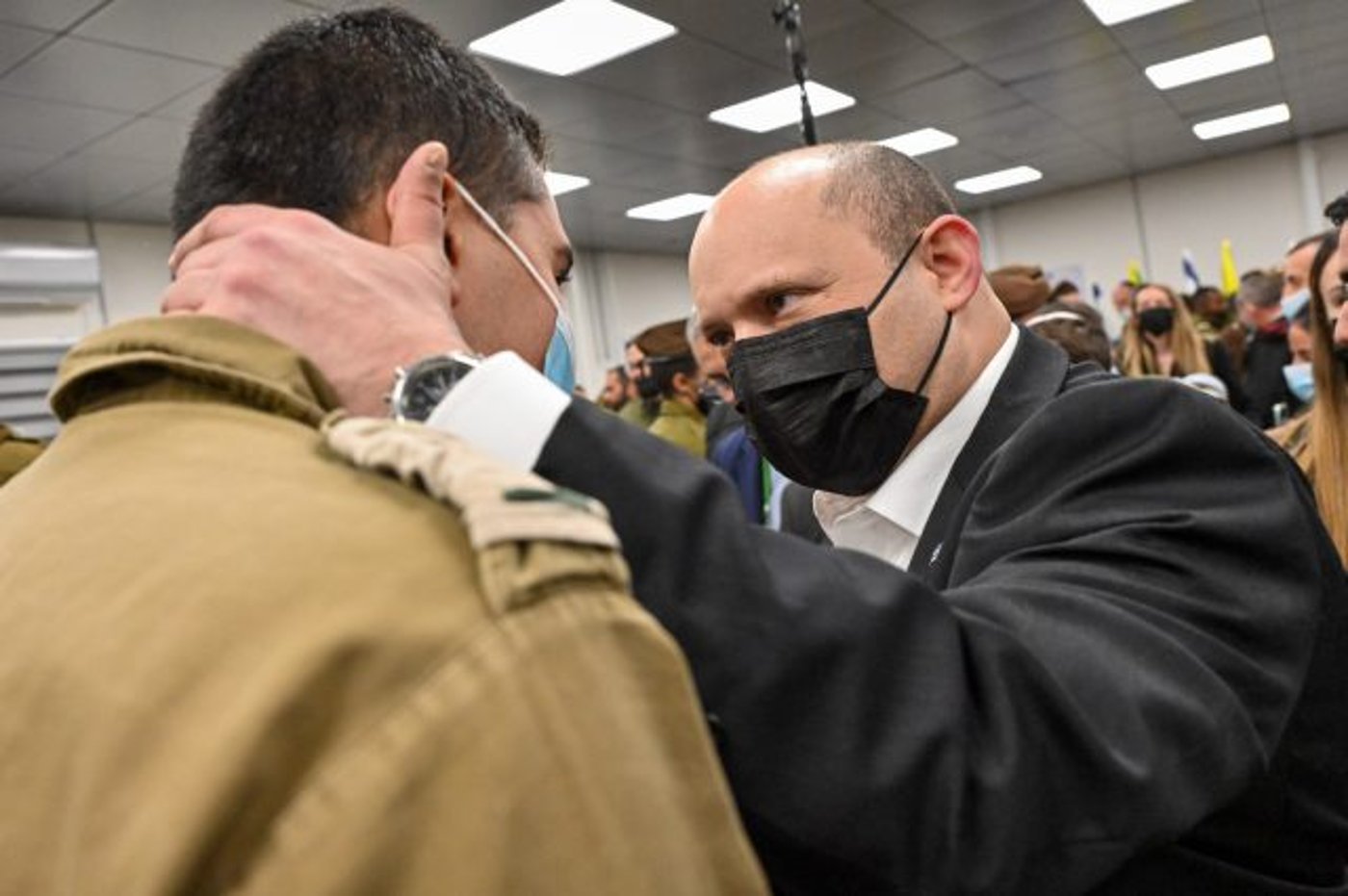 בנט בקריאת מגילה עם לוחמי סיירת גולני (קובי גדעון, לעם)