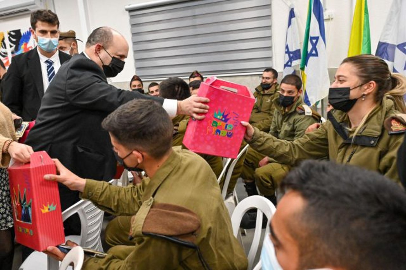 בנט בקריאת מגילה עם חיילי סיירת גולני (קובי גדעון, לעם)