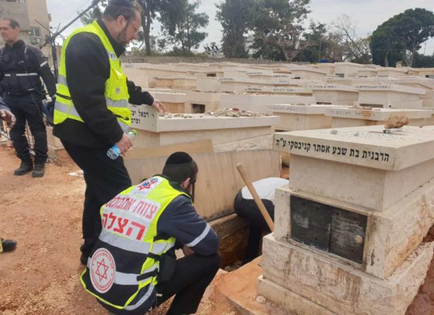 חפירת הקבר. (תיעוד רשת העיתונאים הנקודה).