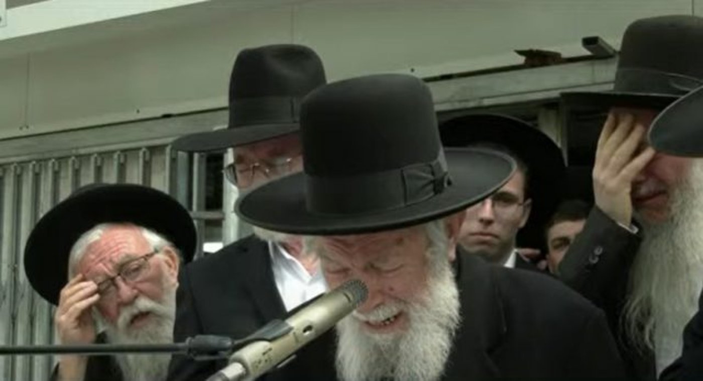 הרב זילברשטיין בדמעות (צילום מסך משידור ההלוויה)