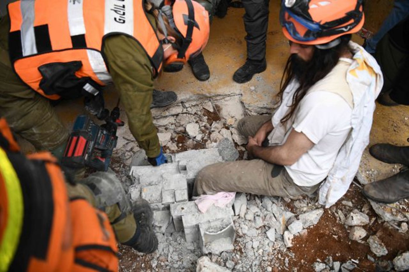 מתיישב מתבצר בתוך בטון במאחז מעוז אסתר (דוברות המשטרה)