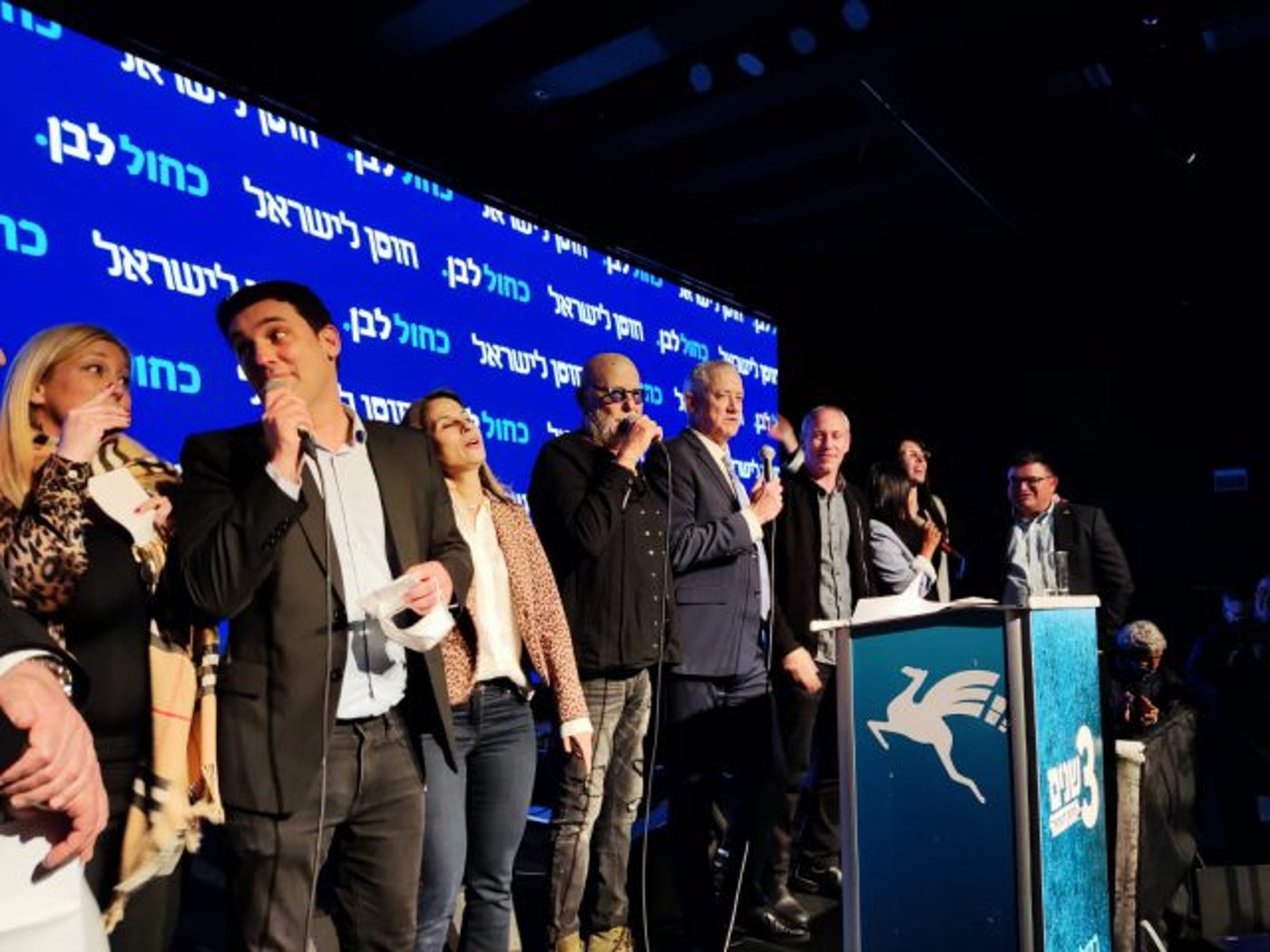 חברי כחול לבן על הבמה