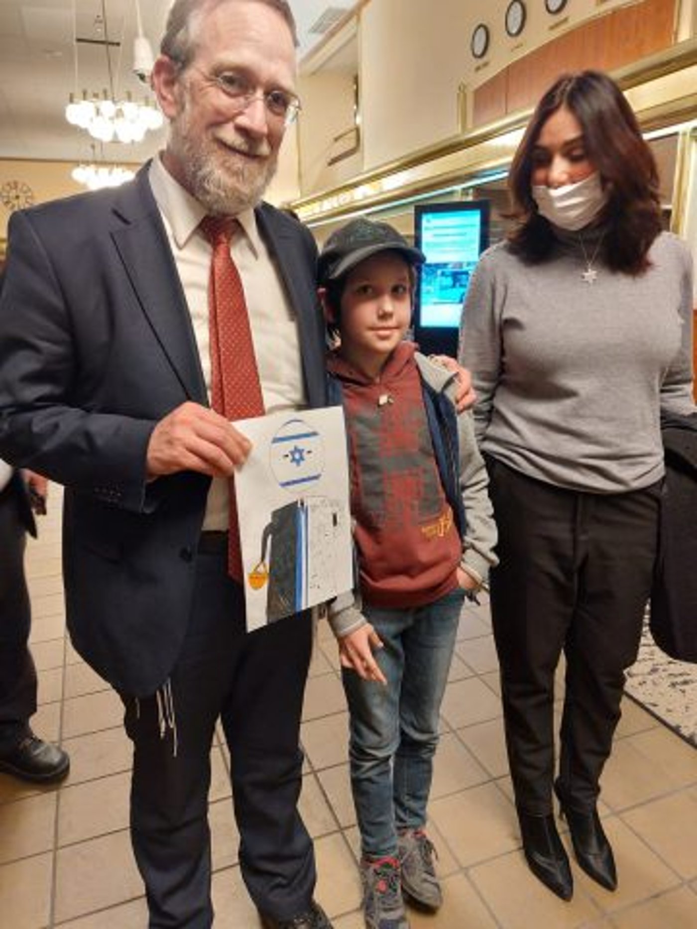 מירי רגב ויצחק פינדרוס עם הילד והציור שהעניק