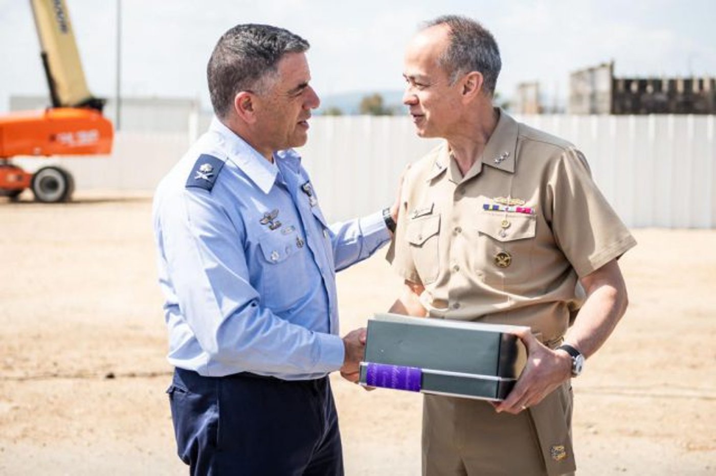 האלוף נורקין עם הגנרל האמריקני, אדמירל ג'ון היל (דו"צ)