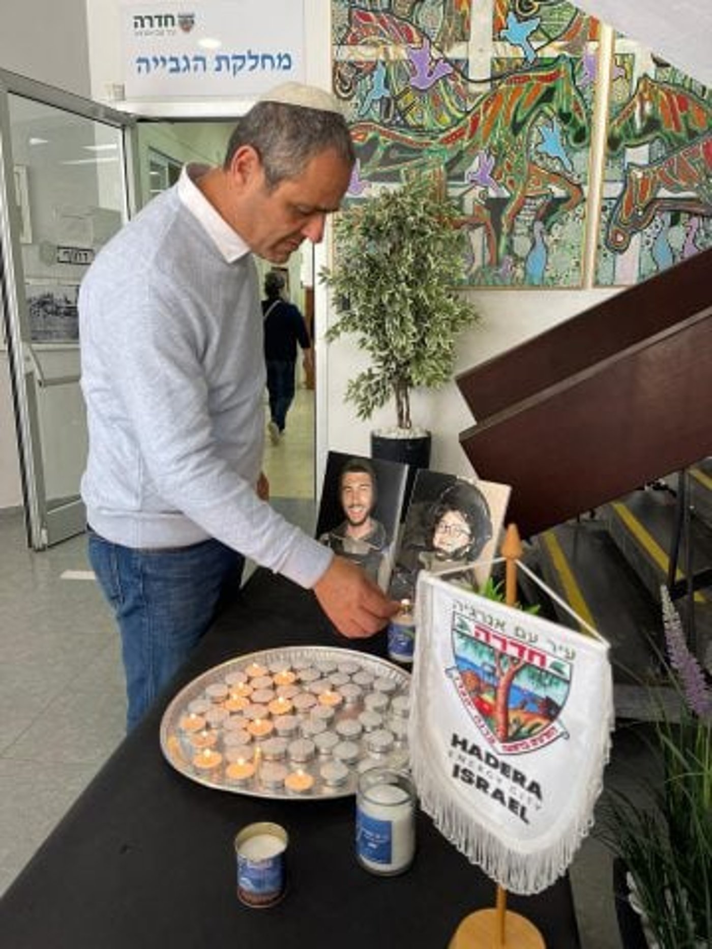 יום אחרי הפיגוע: בחדרה מנסים לחזור לשגרה