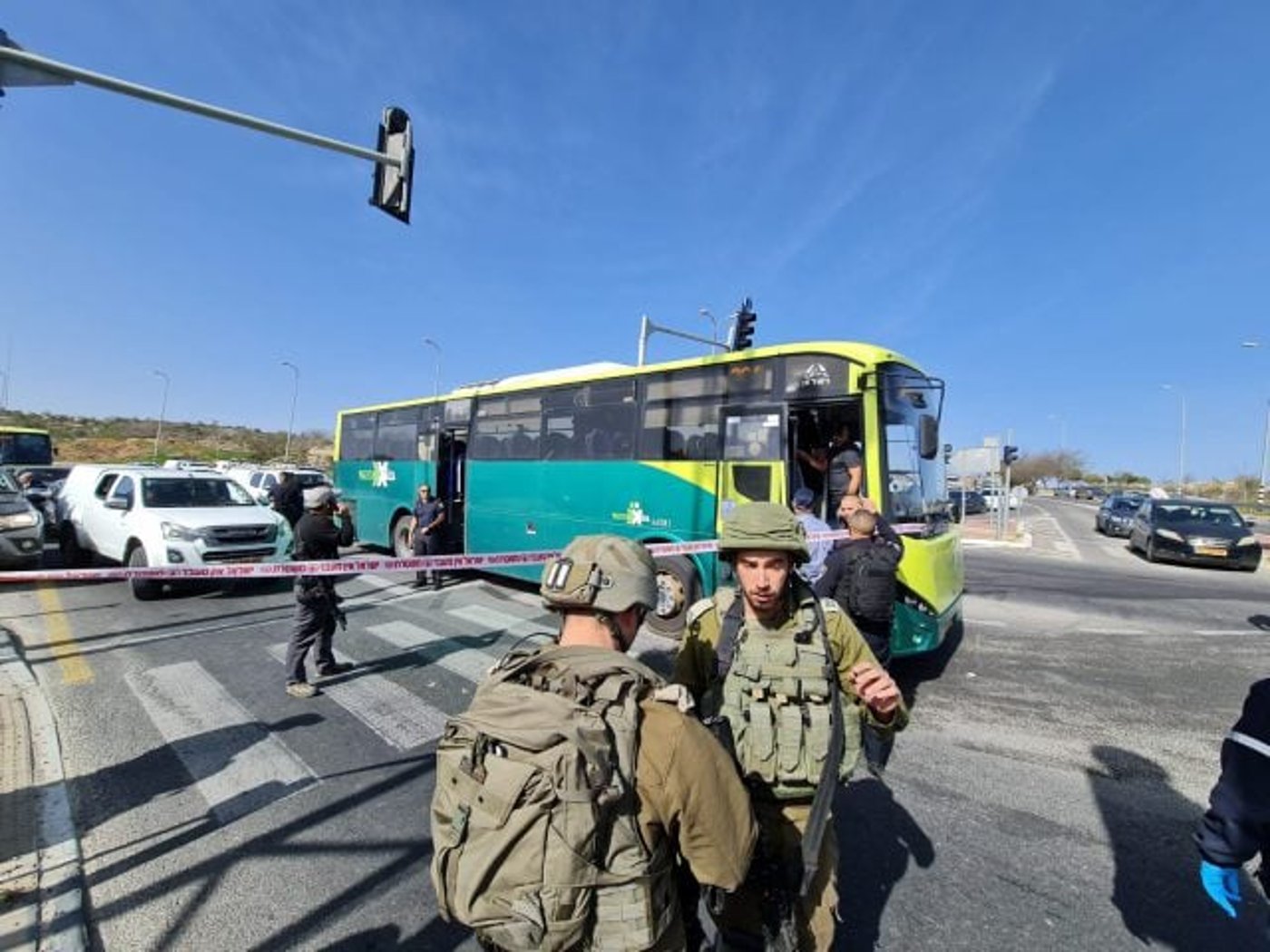 פיגוע דקירה בגוש עציון: 3 פצועים, המחבל נוטרל