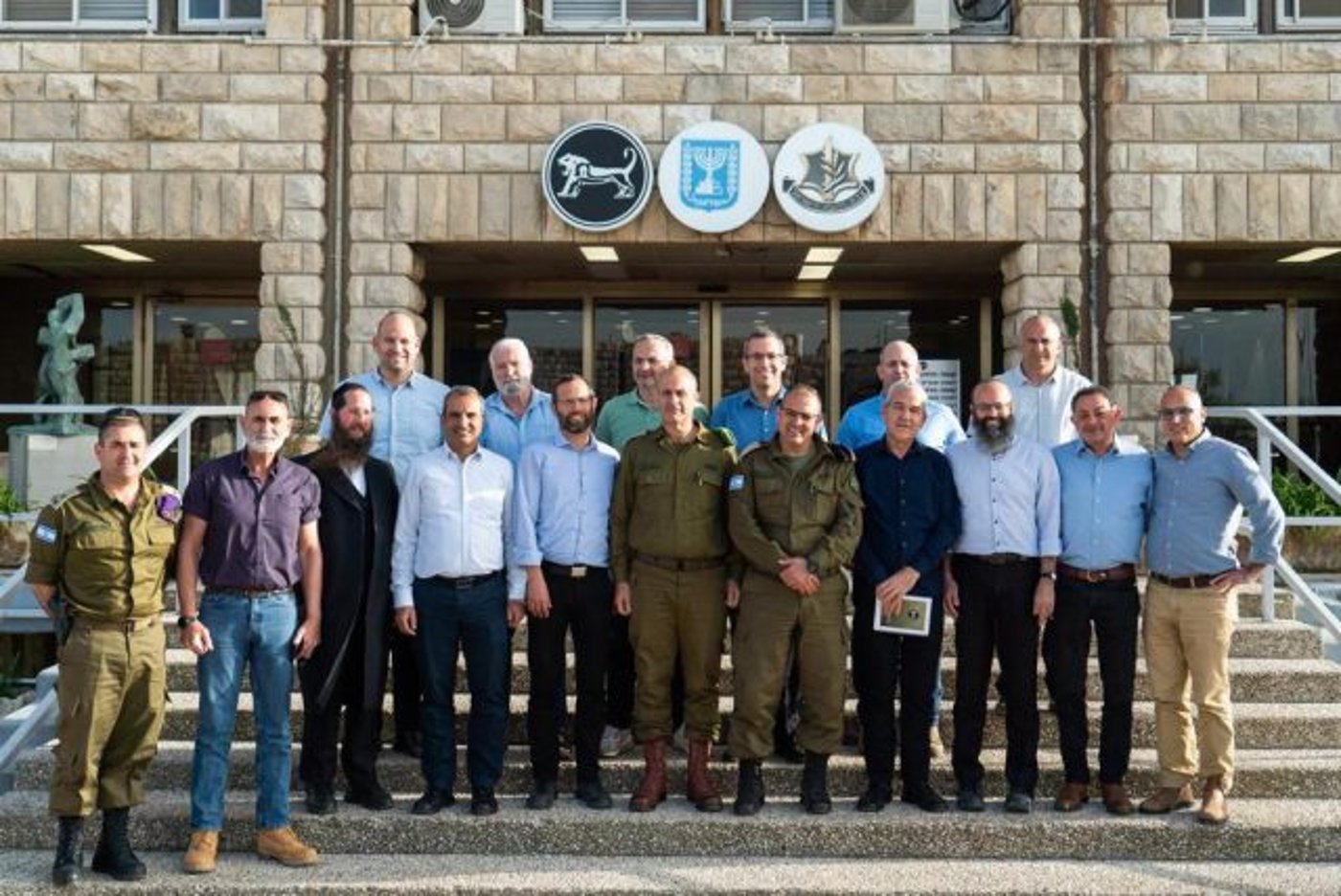 פוקס עם ראשי המוצעות (דובר צה"ל)