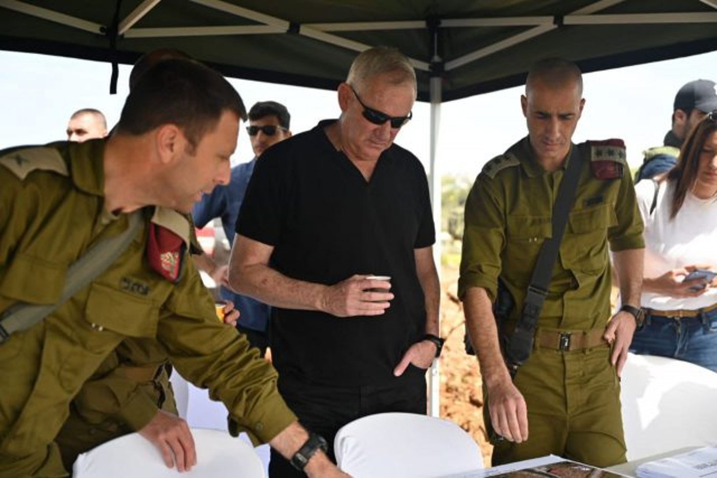 מח"ט בנימין – הימני בתמונה