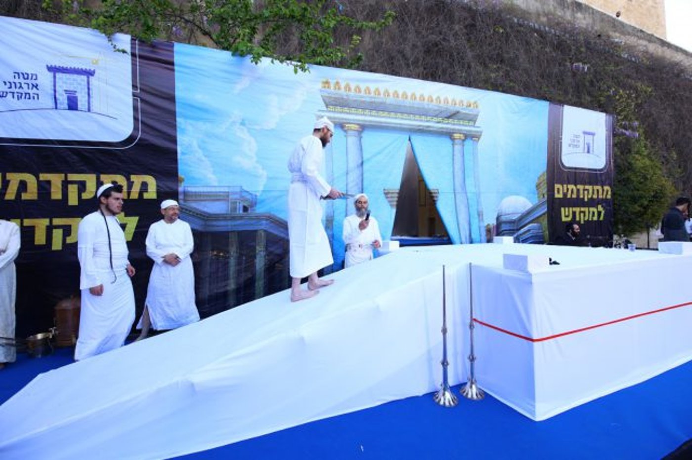 מיוחד:תרגול עבודת המקדש בבגדי כהונה ושחיטת טלה