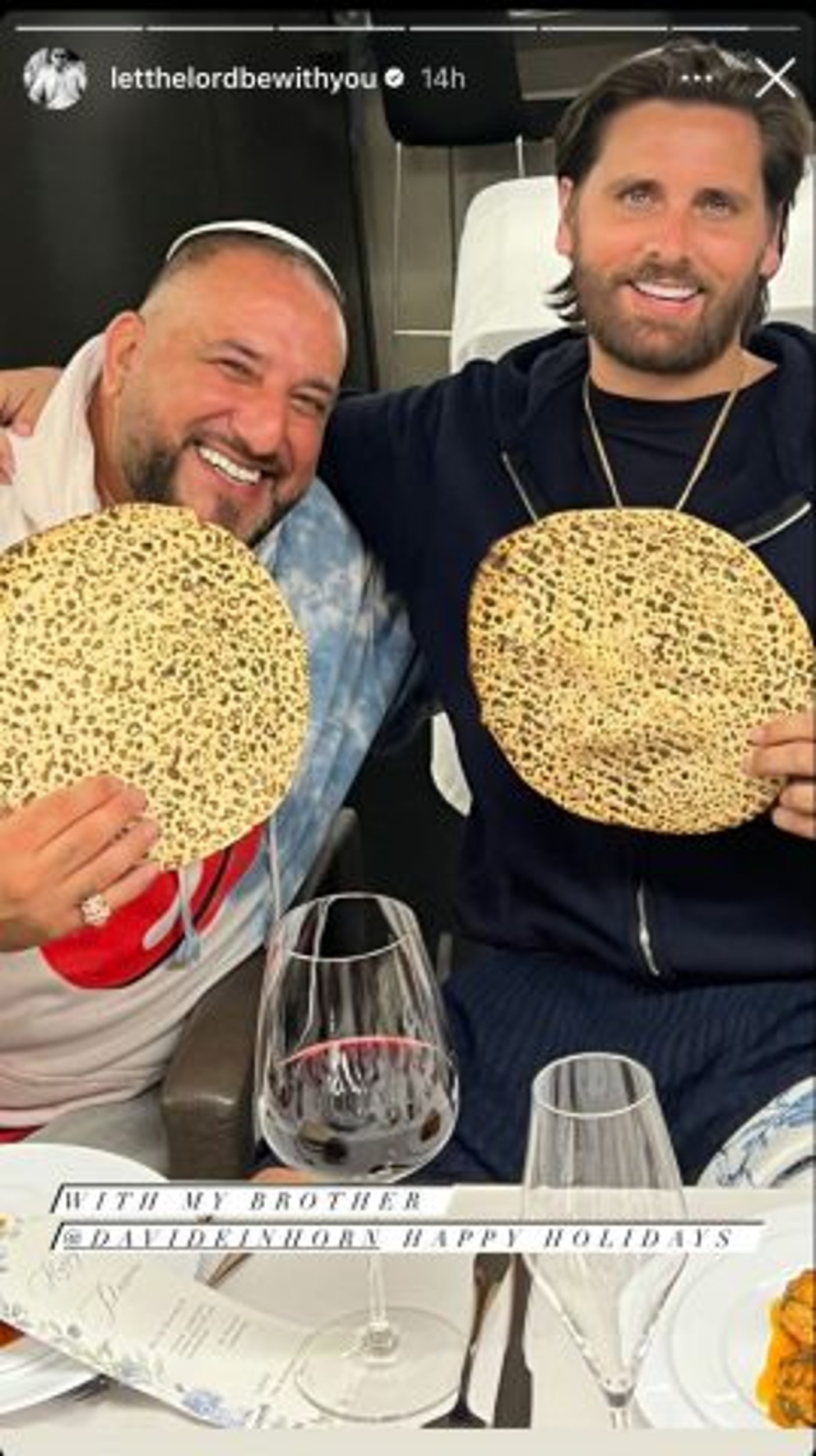 צפו: סקוט דיסיק חוגג את ליל הסדר ושר "דיינו"