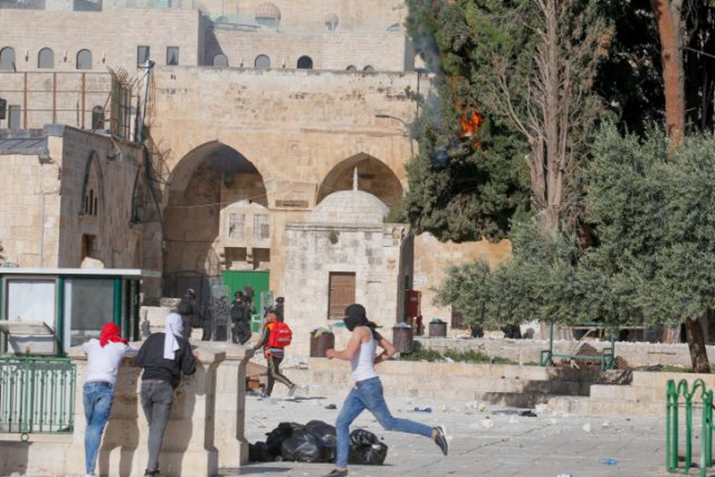 התפרעויות בהר הבית: מאות הניפו דגלי חמאס