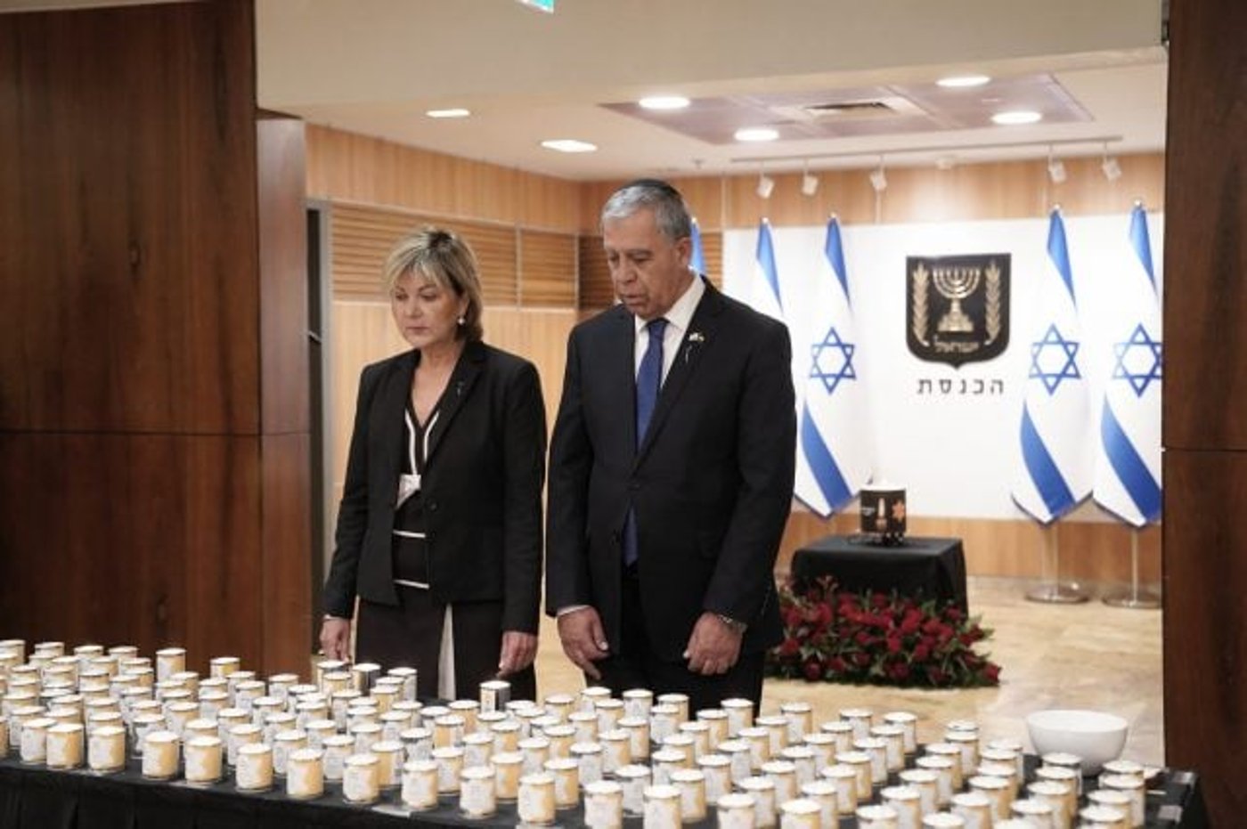 יו"ר הכנסת ורעייתו מדליקים נר לזכר נספי השואה (דני שם טוב, דוברות הכנסת)