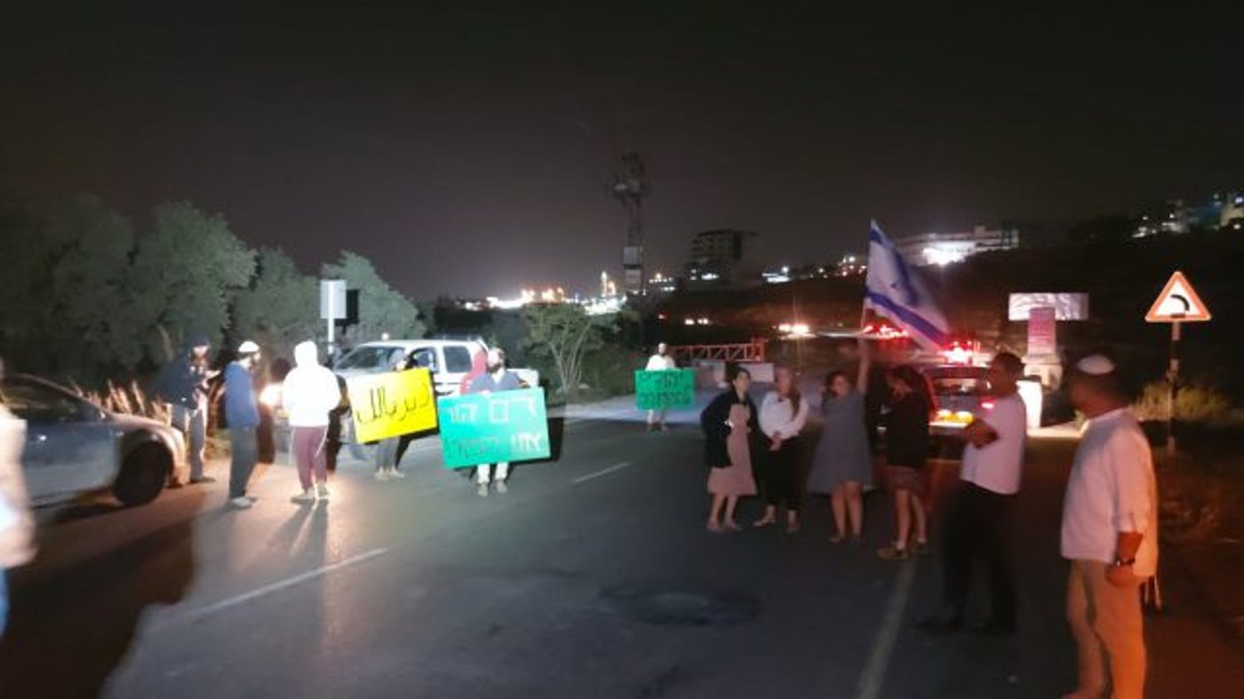 הפיגוע באריאל: עשרות חוסמים את כפר המרצחים