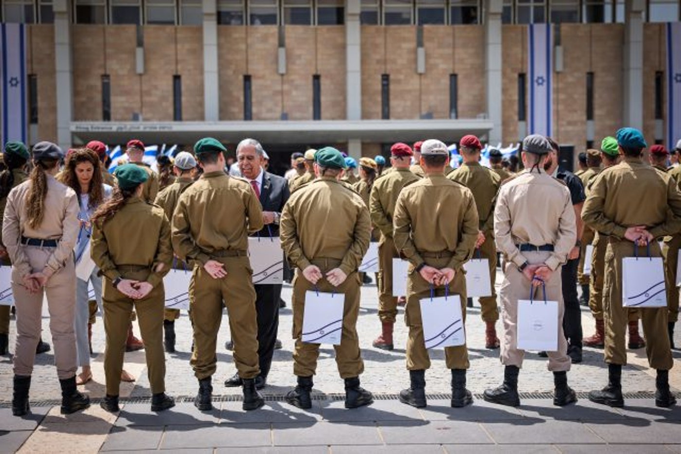 הכנסת הצדיעה לחיילים המצטיינים: "הפנים היפות"
