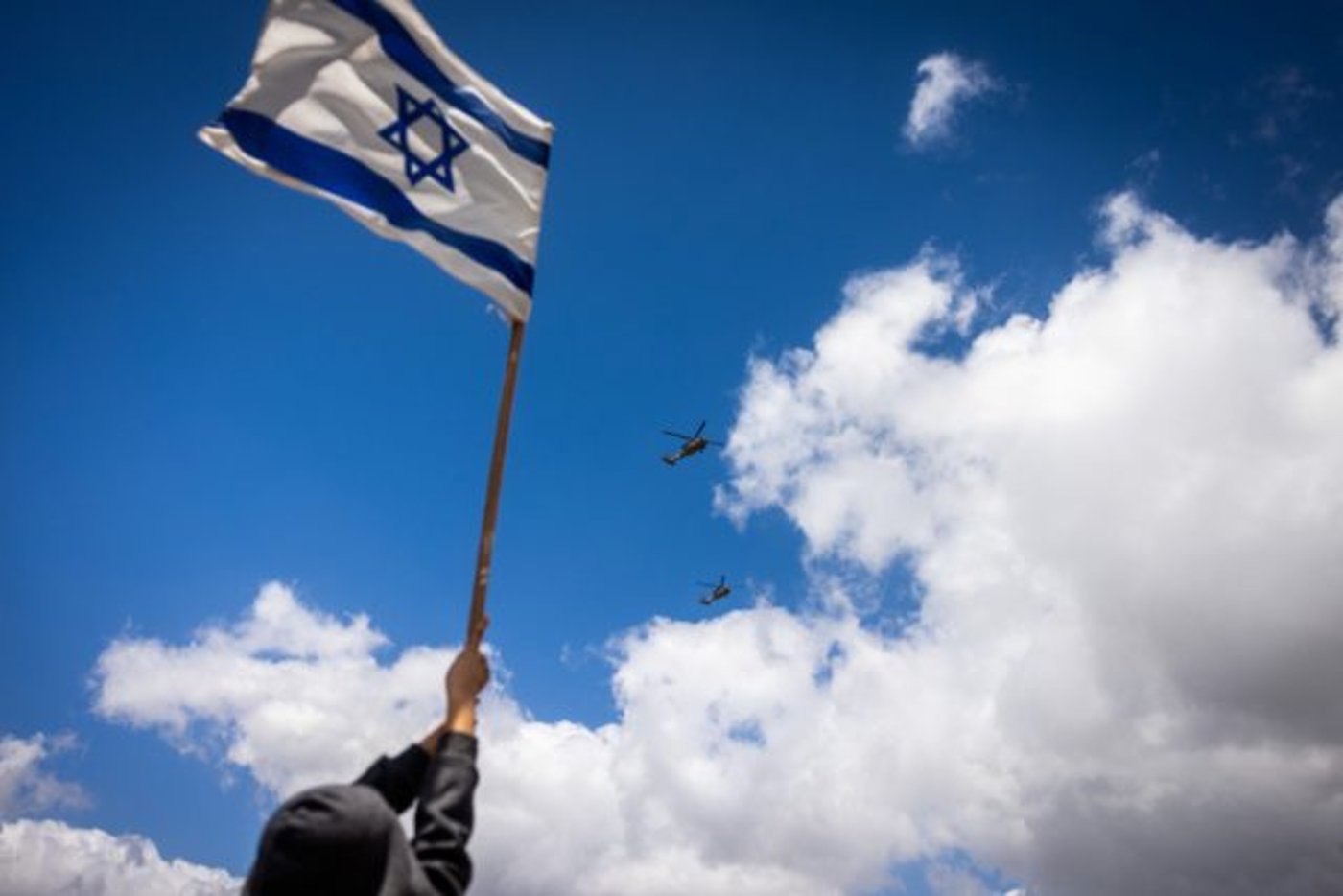 בחופי הים, בגן סאקר ומול הר הבית: עם ישראל חוגג