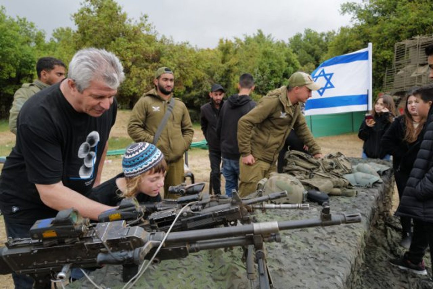 בחופי הים, בגן סאקר ומול הר הבית: עם ישראל חוגג