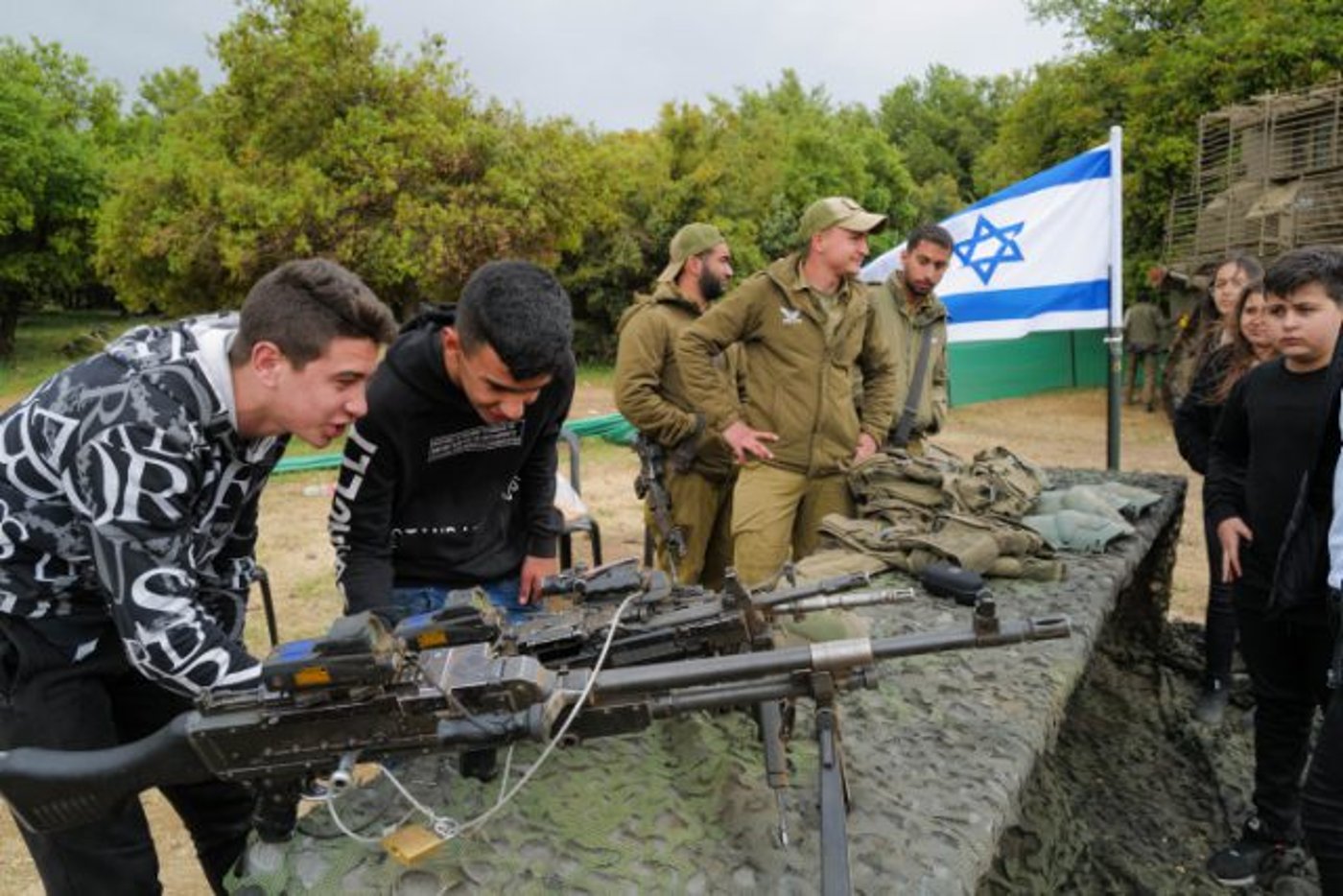בחופי הים, בגן סאקר ומול הר הבית: עם ישראל חוגג