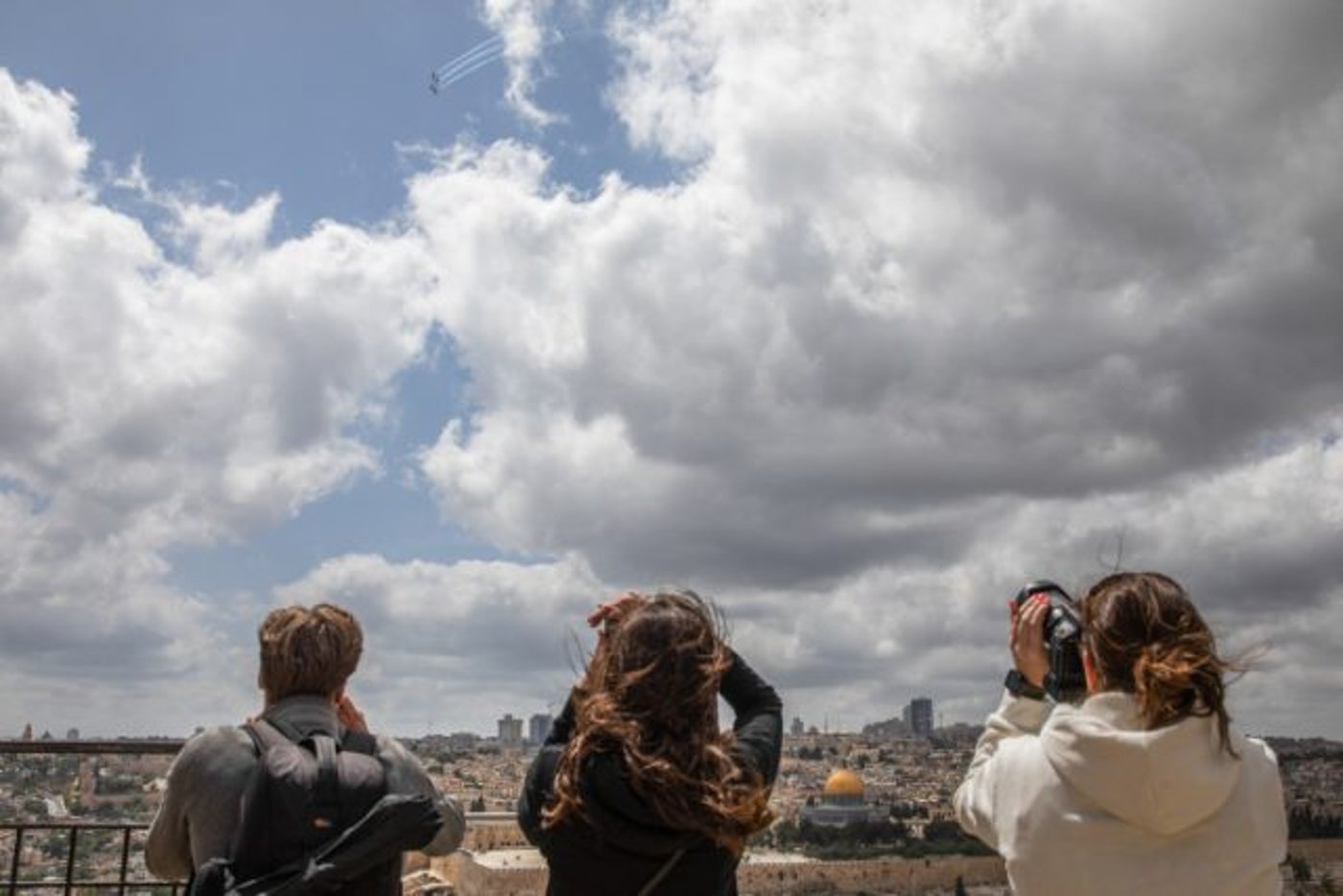 בחופי הים, בגן סאקר ומול הר הבית: עם ישראל חוגג
