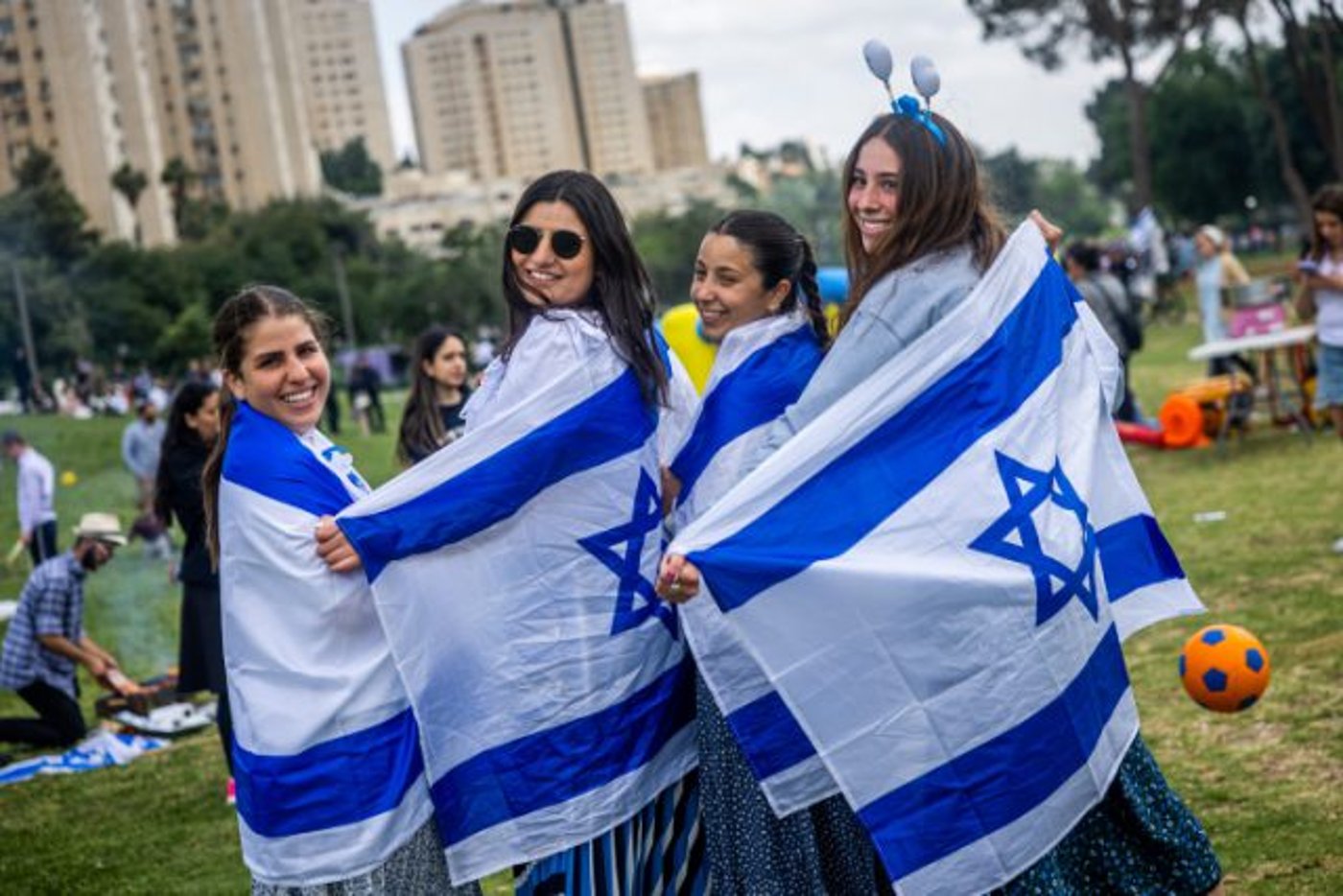 בחופי הים, בגן סאקר ומול הר הבית: עם ישראל חוגג