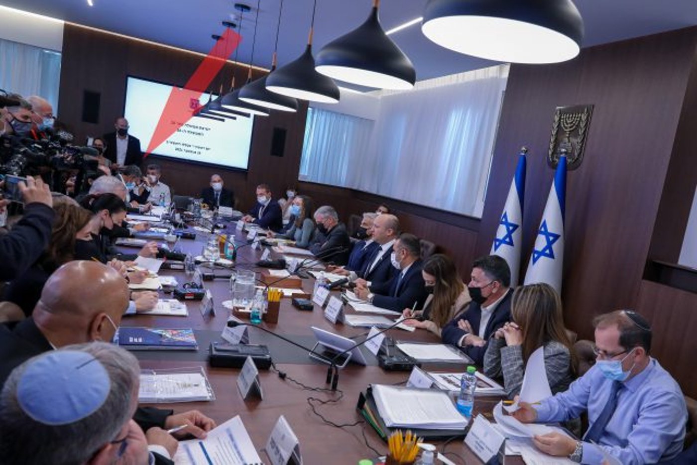 באדום – מקומו של גנץ בחדר ישיבות הממשלה. מאחוריו הכתבים והצלמים (ארכיון: מארק ישראל סאלם/פול)