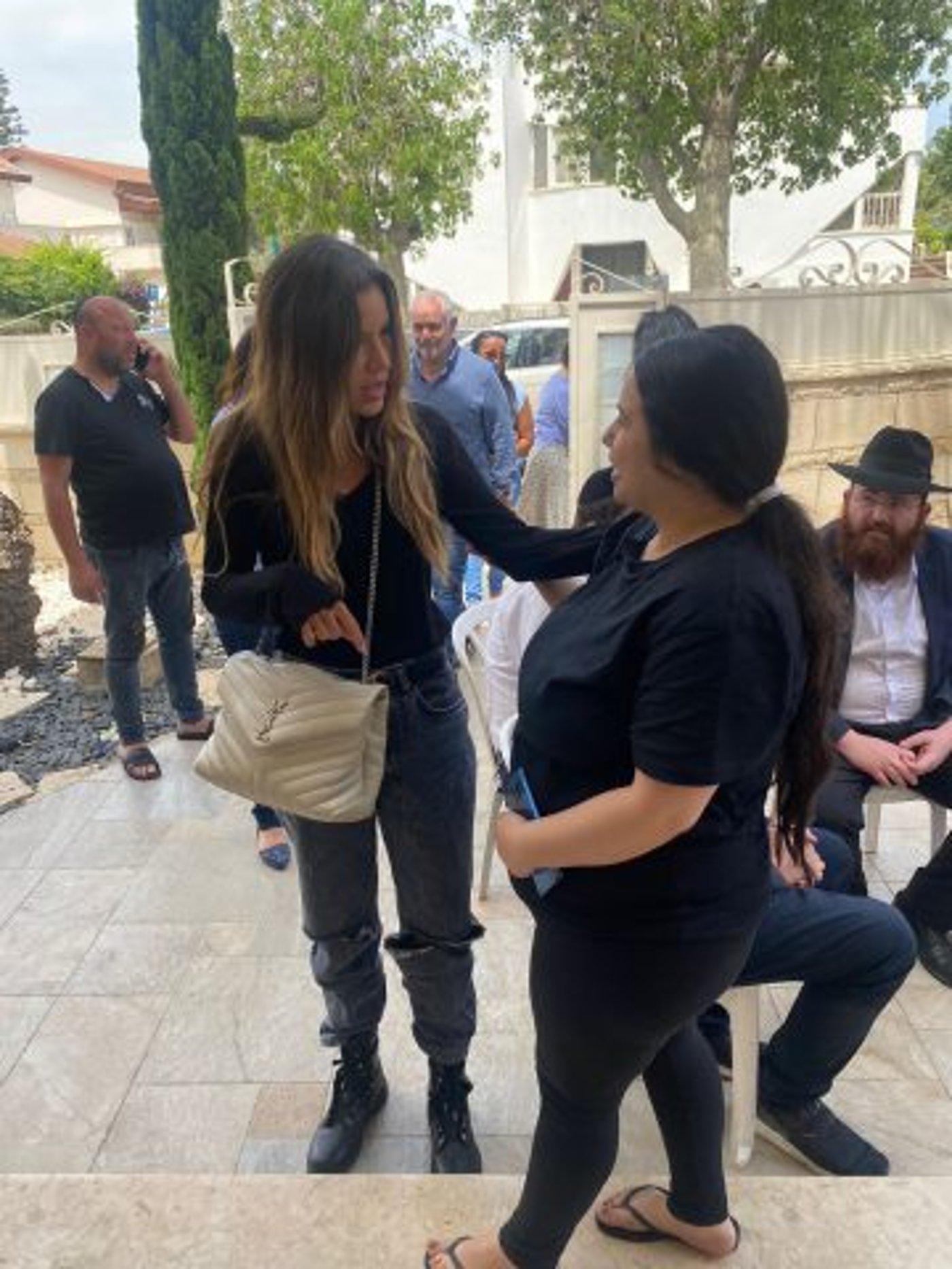 נטלי דדון הגיעה לנחם את משפחתו של הנרצח בפיגוע באלעד