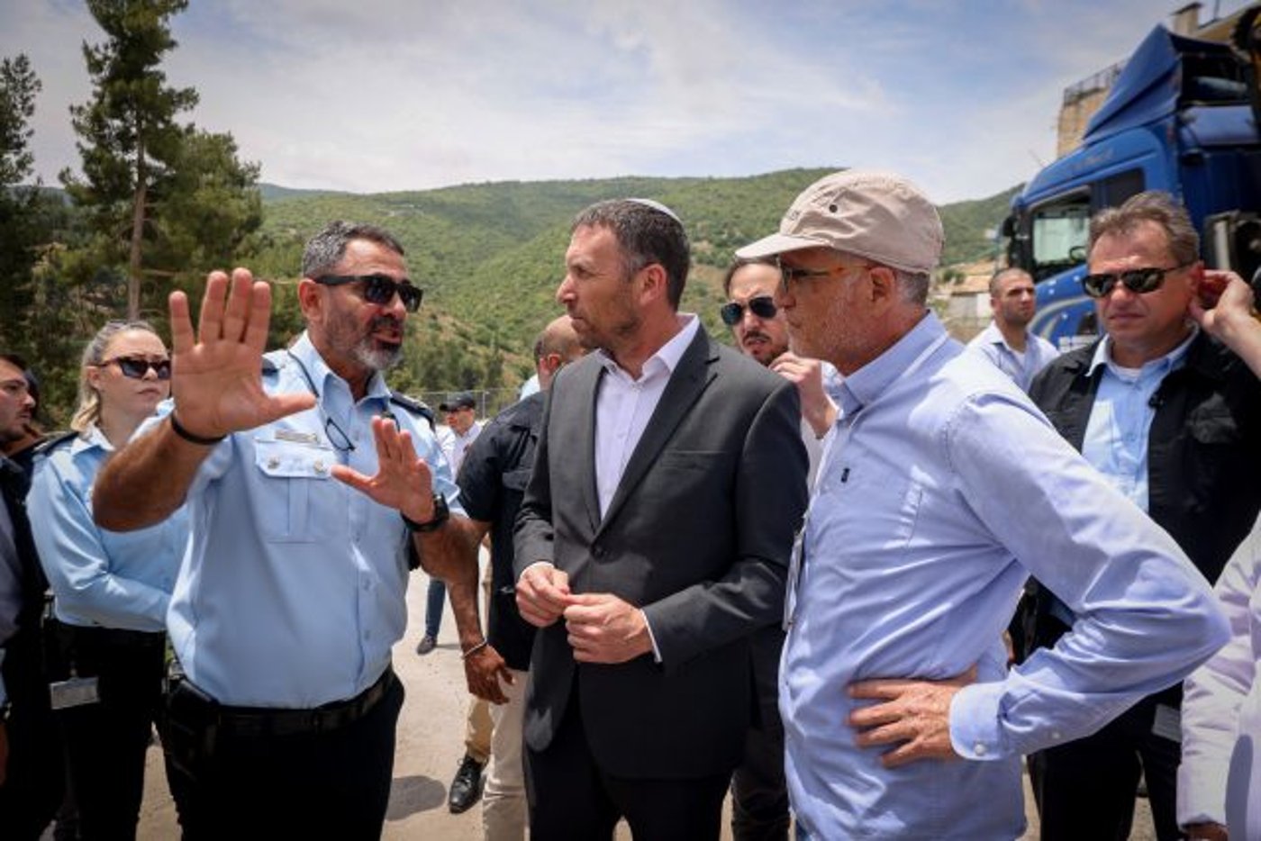 כהנא מקבל הסבר במירון, ממפקד פיקוד צפון, ניצב שמעון לביא